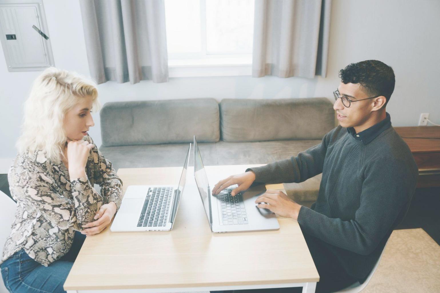 Moderne Arbeitsumgebung bei finovaralys mit Fokus auf finanzielle Bildung